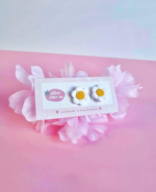 White Daisy Polymer Clay Stud Earrings - silverstar.nz